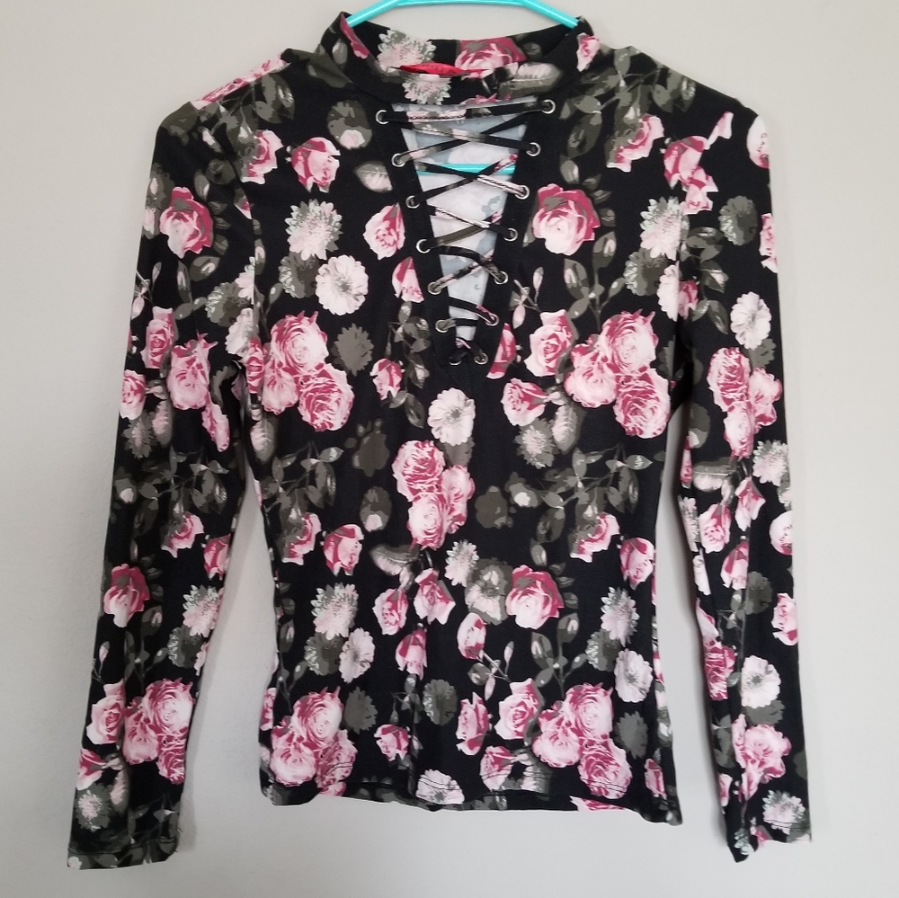 ⭐️❣️SALE 2/$18 OR 3/$27❣️⭐️ Floral fitted long sleeve